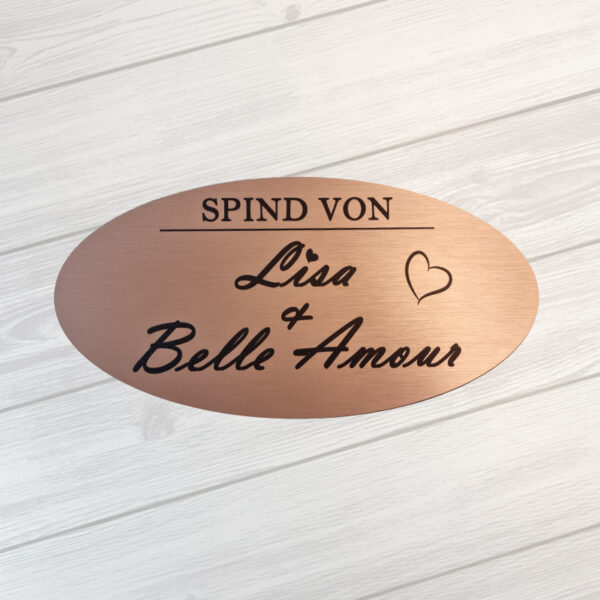 Spindschild in rosegold auf einer gebürsteten Aluplatte